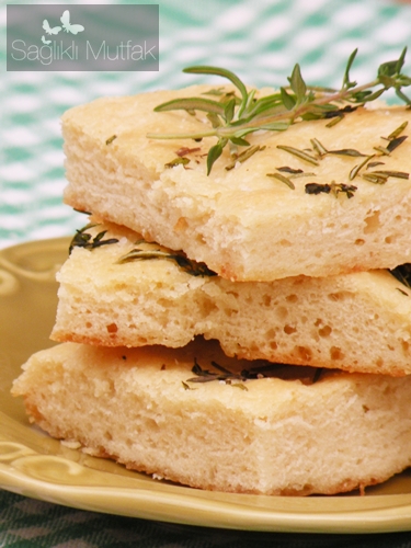 taze biberiye ve taze kekikli focaccia